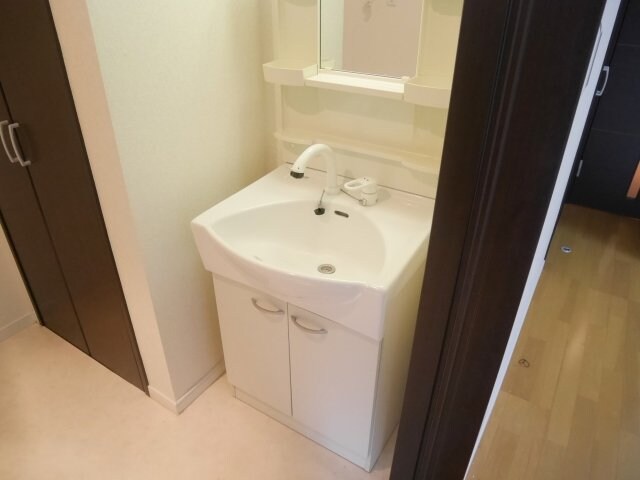 物件内観写真8　(洗面所同型タイプの写真です)