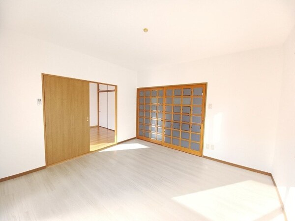 居室・リビング(同棟別部屋反転タイプの写真です)