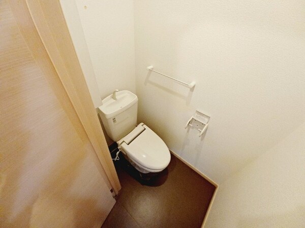 トイレ(同型参考写真)