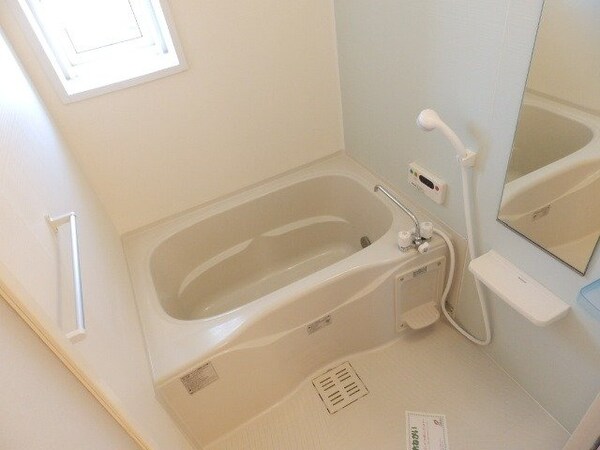 バス／シャワールーム等(同型反転写真です。)