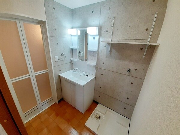 洗面所(同建物の別部屋反転写真です)