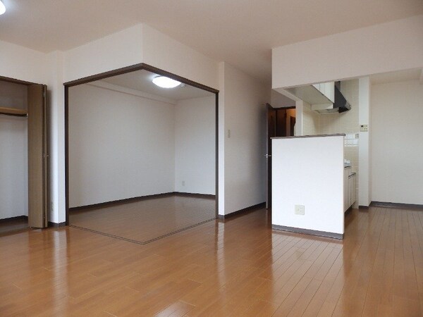 居室・リビング(同建物の別部屋写真です)