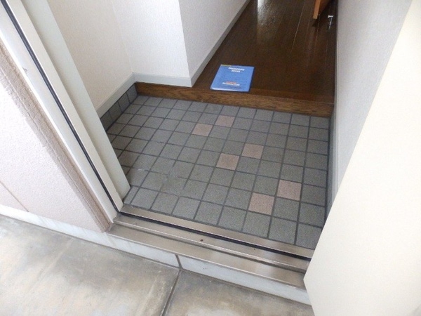 玄関(同型参考写真)