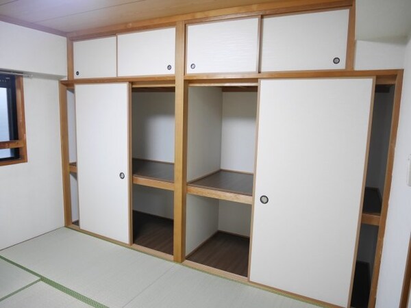 収納(同物件別室反転写真)