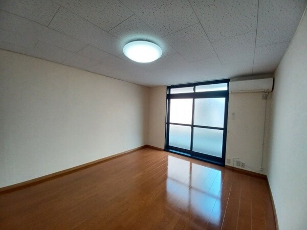 居室・リビング(同物件別室の画像です)