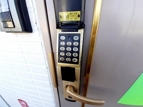 玄関(同物件別部屋参考写真)