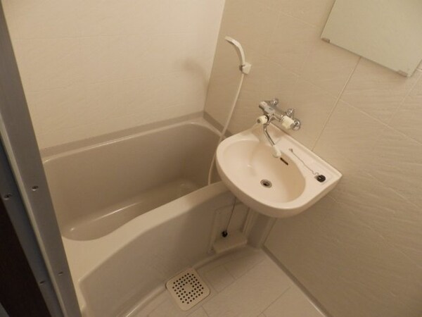 バス／シャワールーム等(同棟別部屋の写真です)