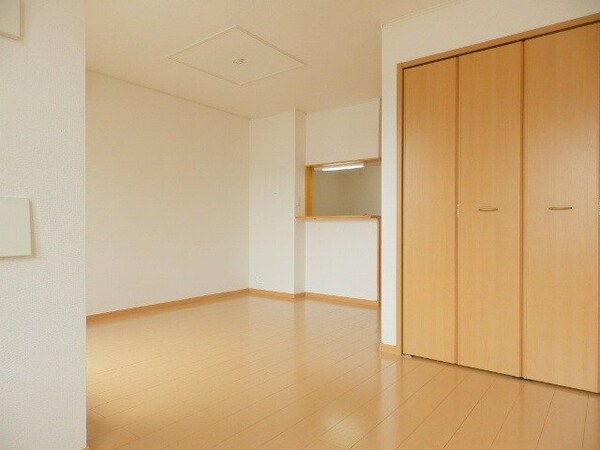 居室・リビング(同物件別室の画像です)