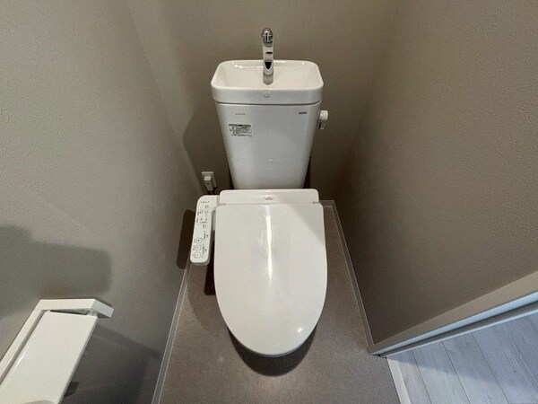 トイレ(同型反転タイプのお写真です)