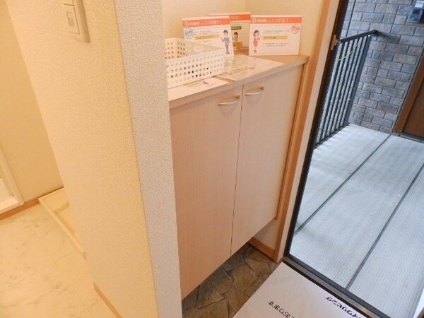 玄関(同物件別部屋参考写真です。)