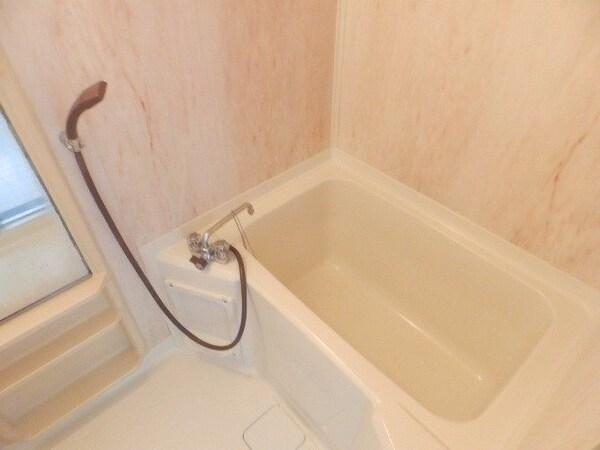 バス／シャワールーム等(同型反転参考写真)