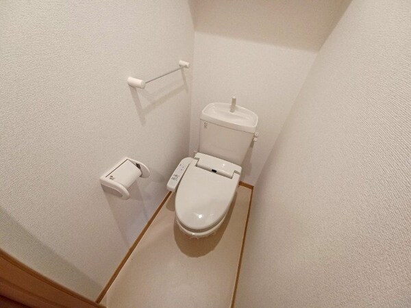 トイレ(同型参考写真)
