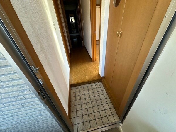 玄関(同型タイプの別部屋写真です)