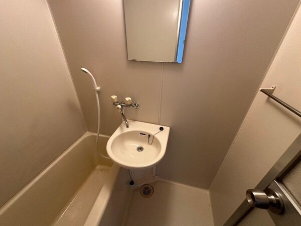 洗面所(同物件別部屋の写真)