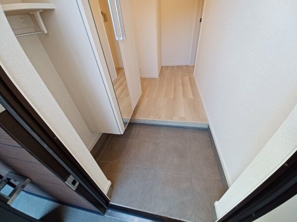 玄関(同型参考写真)