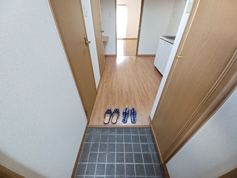 物件内観写真14　(その他共有部分-玄関は靴箱付き)