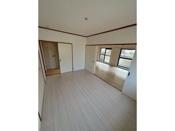 居室(間取り図の和室は洋室に変更済（6畳洋室2部屋）)