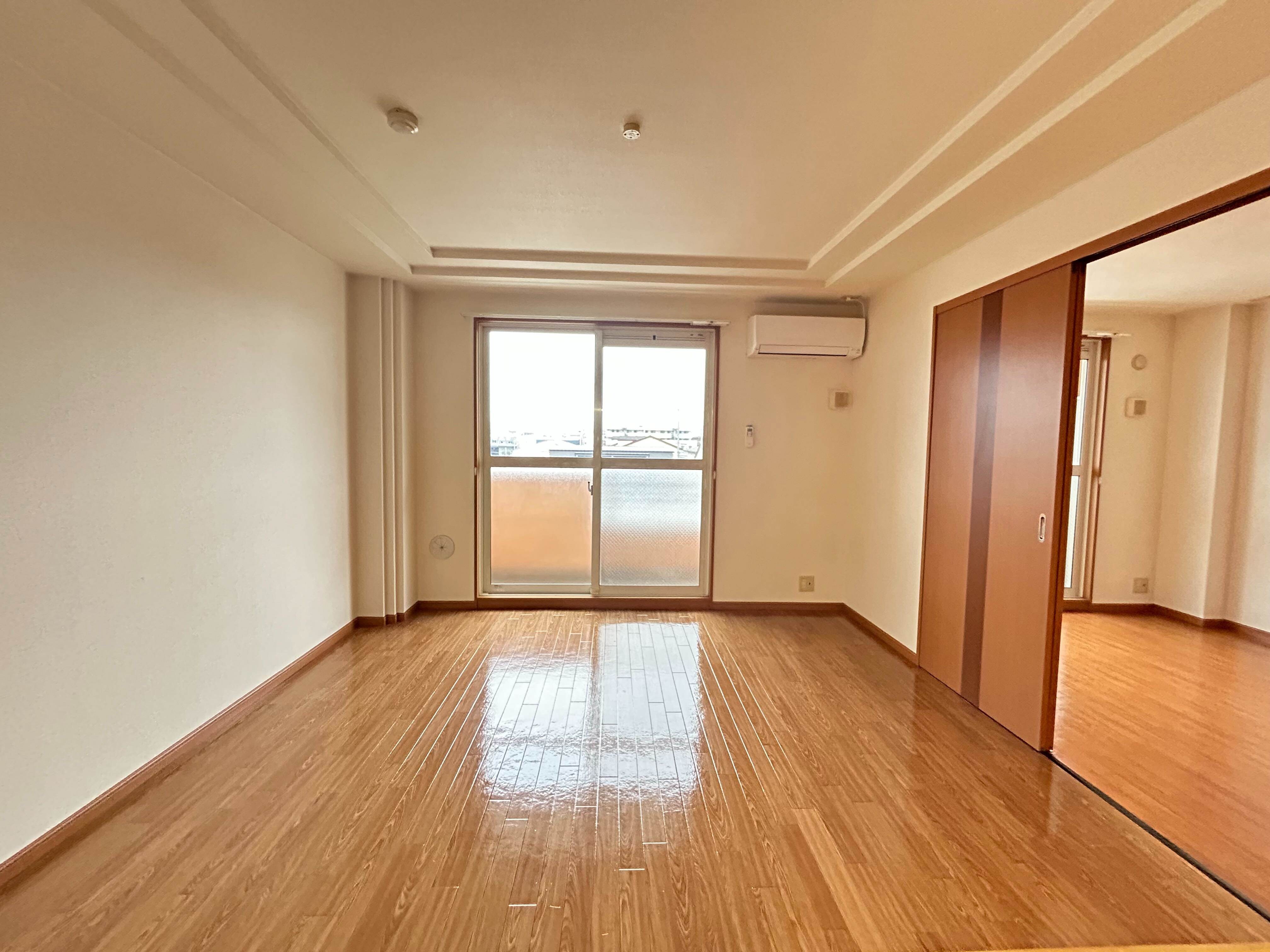 物件内観写真2　(リビング)