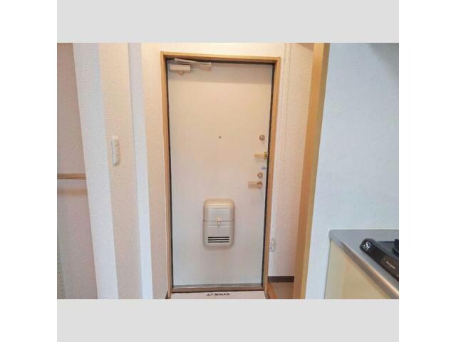 物件内観写真2　(玄関回り)