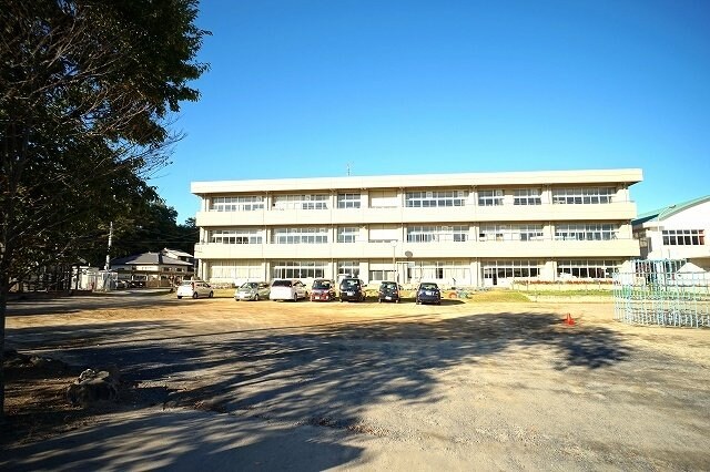 物件外観写真5　(三重小学校まで950m)