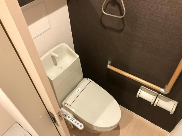 物件内観写真13　(シャワー付トイレ)