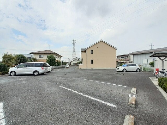 物件外観写真2　(車をお持ちの方に嬉しい駐車場付きの物件です)