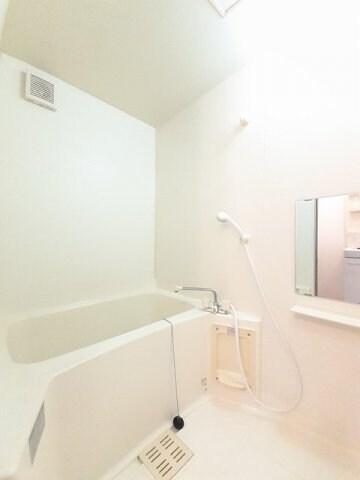 物件内観写真13　(日々の疲れを癒すお風呂付です)