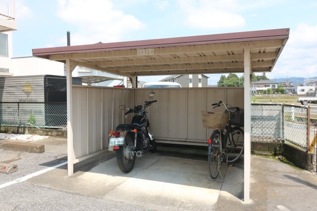 物件内観写真4　(駐輪場。2023年6月撮影。)