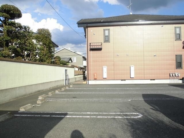 物件外観写真2　(駐車スペースもあります)