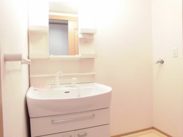 物件内観写真17　(明るい洗面所です)