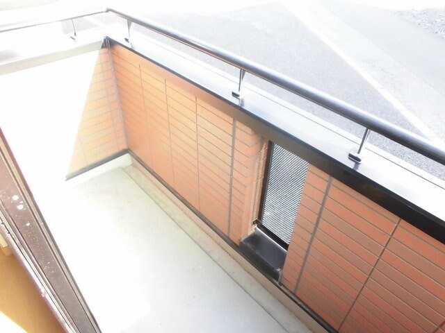 物件内観写真19　(外からの目が気にならないバルコニーで洗濯物が干せます)