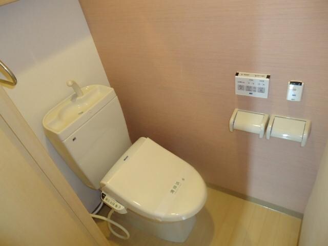 物件内観写真16　(シャワー付トイレ)