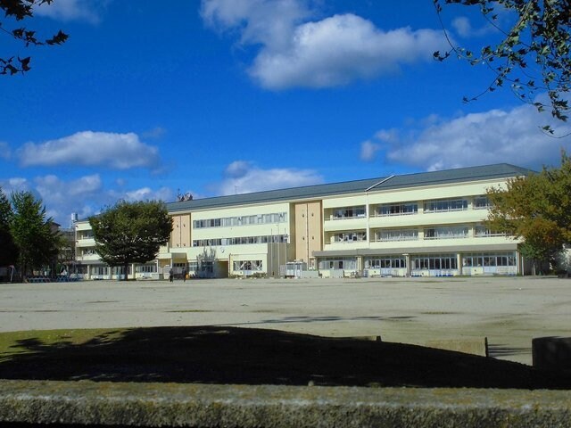 物件外観写真5　(南小学校まで500m)