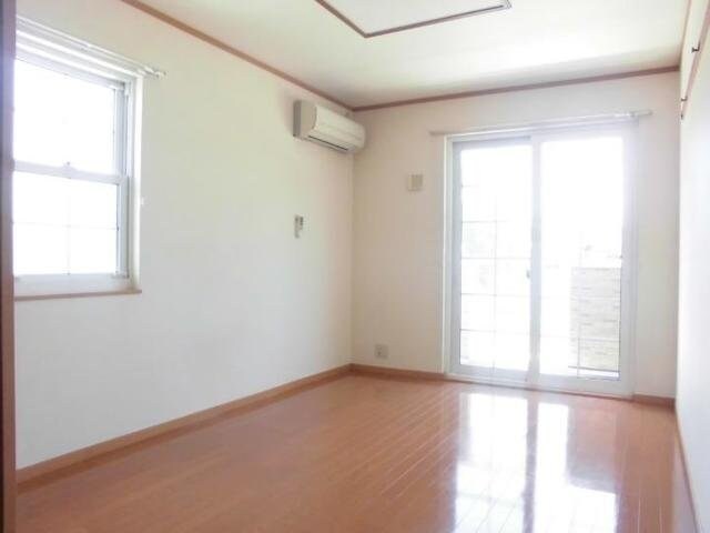 物件内観写真9　(こちらのリビングで趣味の時間をお楽しみください)