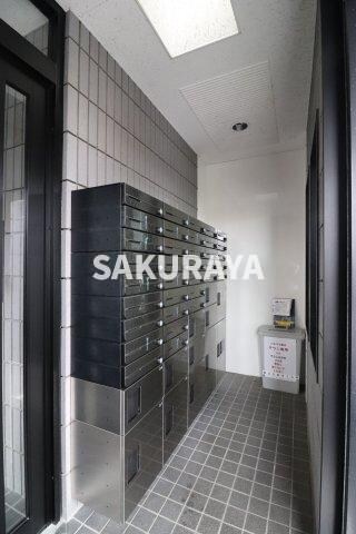 物件内観写真11　(集合ポストと宅配ボックス)