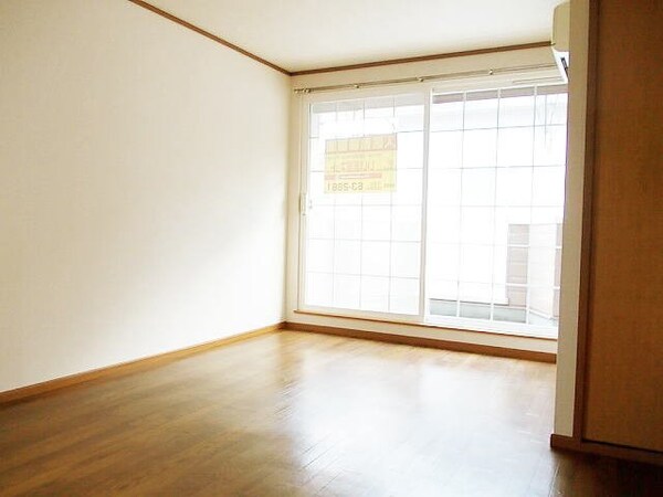居室(ゆったりとした居間です)