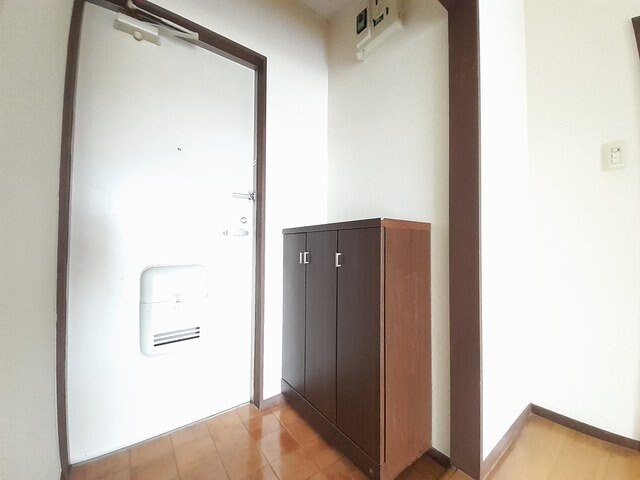 物件内観写真14　(収納もある玄関です)