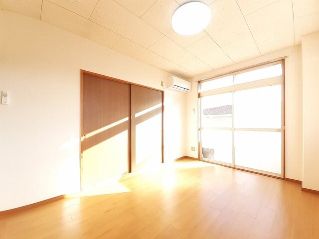 物件内観写真9　(こちらのリビングで趣味の時間をお楽しみください)