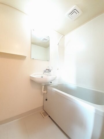 物件内観写真13　(日々の疲れを癒すお風呂付です)