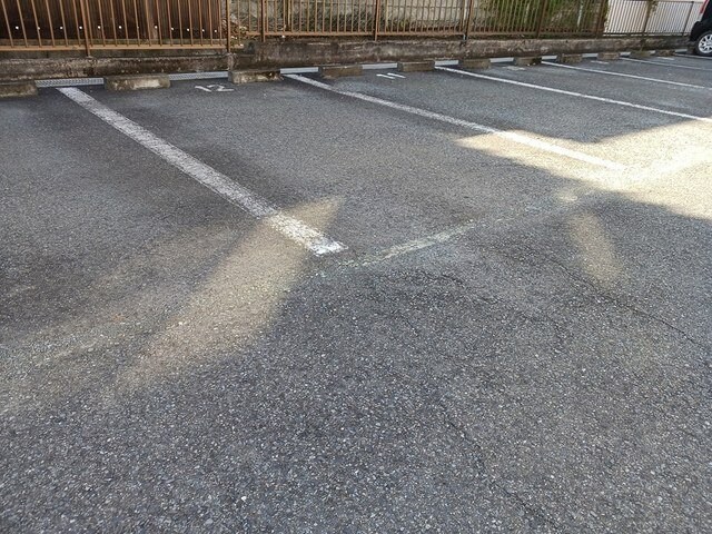 物件外観写真2　(車をお持ちの方に嬉しい駐車場付きの物件です)