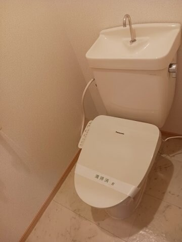 物件内観写真17　(ゆったりとした空間のトイレです)