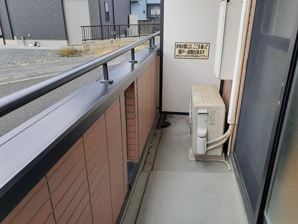 バルコニー(バルコニーからの眺めを楽しみながら食事をしませんか)