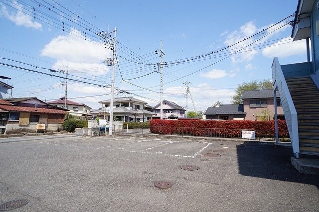 物件外観写真2　(駐車場があるので、車を買う予定の方も安心です)