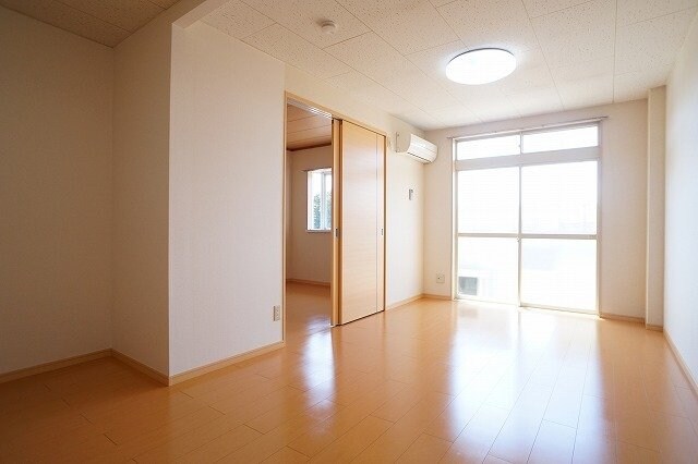 物件内観写真9　(ゆったりとしたリビングです)