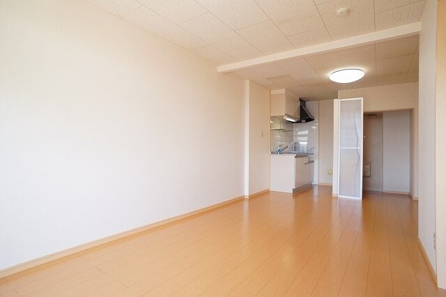 物件内観写真10　(内装は落ち着いています)