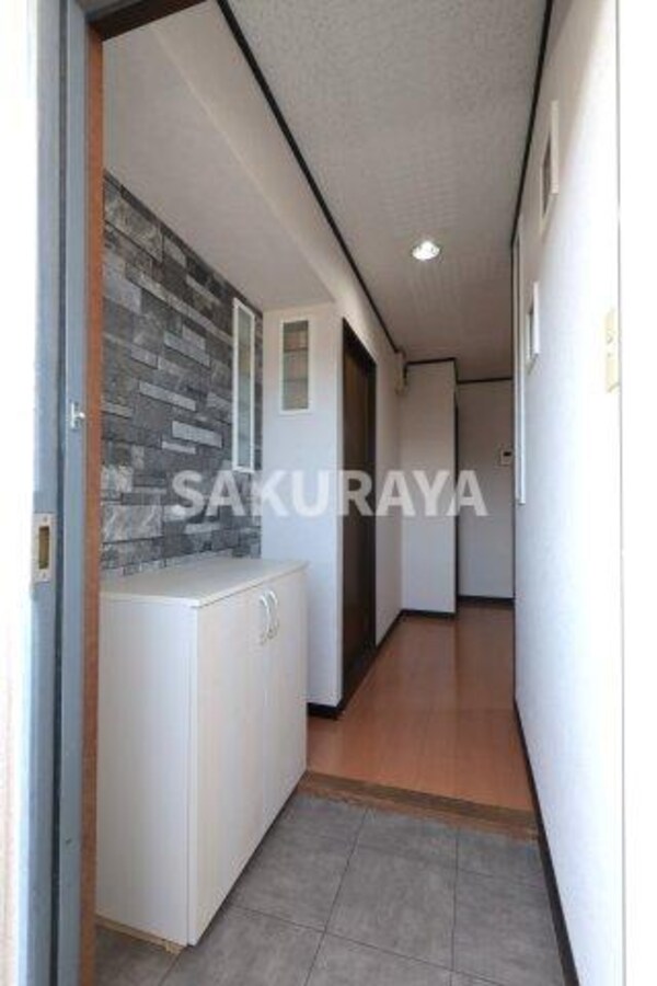 玄関(2025年4月撮影。)