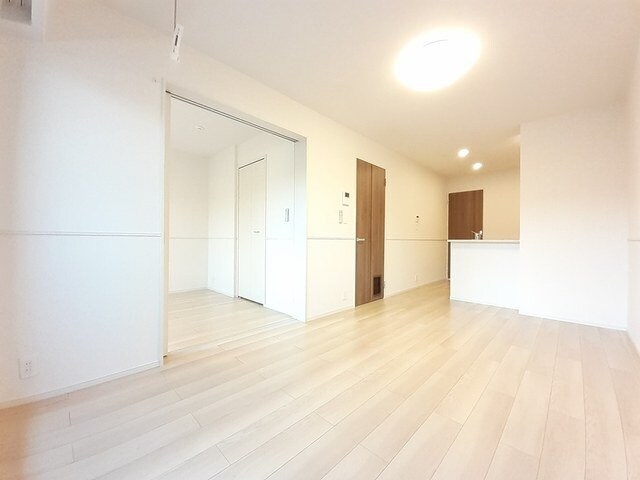 物件内観写真9　(こちらのリビングで趣味の時間をお楽しみください)