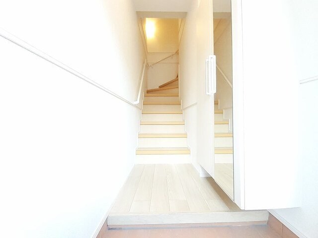 物件内観写真14　(明るい玄関です)