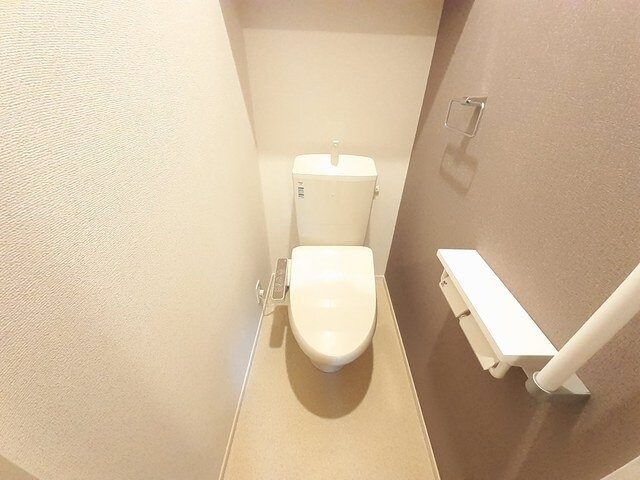 物件内観写真16　(落ち着いた色調のトイレです)