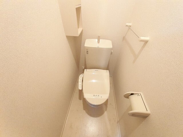 物件内観写真16　(ゆったりとした空間のトイレです)